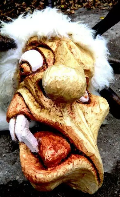 Maske im Stil des Gasteiner Tales vom Perchtenspektakel in Diedorf, geschnitzt nach altem Vorbild von Michael Stöhr, Leiter des Maskenmuseums Mai2025. Hier kann man seitlich aus der Maske herausschauen, so dass der Kopf immer schief über die Schulter nach hinten schaut. Der Perchtenlauf in Diedorf findet immer am 5.Januar um 17.00 Uhr vom Maskenmuseum über die Lindenstrasse zum Neujahrsfeuer auf dem Platz vor der Schmuttertalhalle statt. Jeder ist willkommen... sehr gerne auch als Maskierter. Kostenloses Ausleihen von Holzmaske, Fellkostüm und Glockengurt über info@maskenmuseum.de möglich