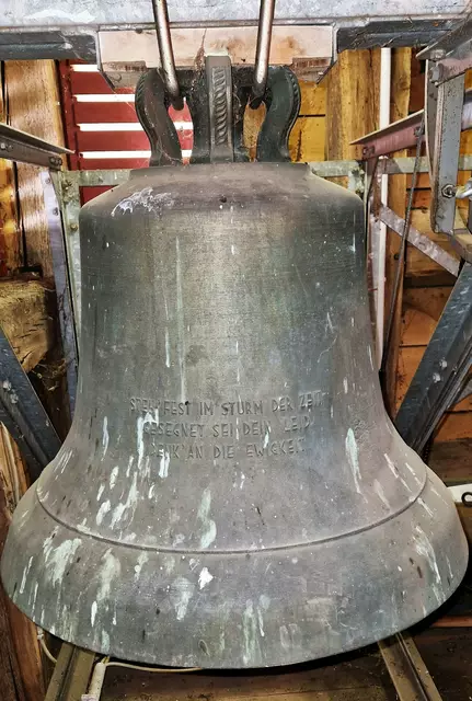 Inschrift der linken Glocke aus 1950 gegossen von Gebrüder Rincker in Sinn
STEH FEST IM STURM DER ZEIT
GESEGNET SEI DEIN LEID
DENK` AN DIE EWIGKEIT


