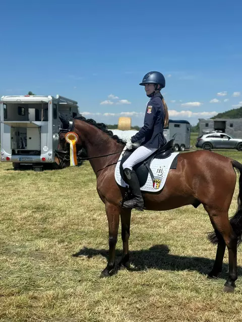 Qualifiziert in einer L-Dressurpony-Prüfung mit der Note 8,02, für das Finale im Bundeschampionat in Warendorf vom 3.-7.9.2025 | Foto: Ramona Schwab