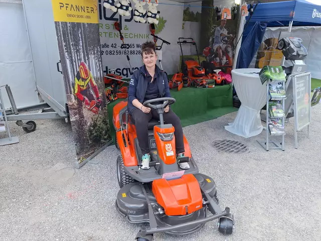 Bei grießer Forst- und Gartentechnik konnte man sich unter anderem über  Aufsitzmäher und Rasentraktoren informieren