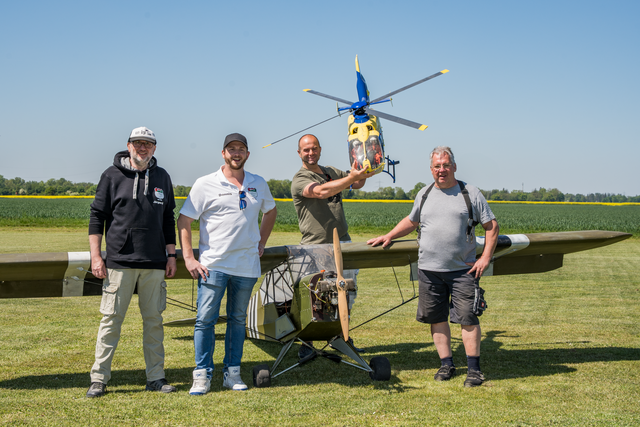 Zum Augsburger Tag der Vereine präsentierten sich zahlreiche Vereine und konnten bei Veranstaltungen die Besucher über ihre Aktivitäten informieren. Wir besuchten den Modellflugclub Augsburg e.V. (MFCA) auf ihrem Anwaltinger Vereinsgelände. Im Bild von links: Jürgen Wagner ( Schriftführer), Dennis Hilmer (Jugendleiter), Andreas Abt (Vorstand) und Karl Heinz Wender (stellvertretender Vorstand)