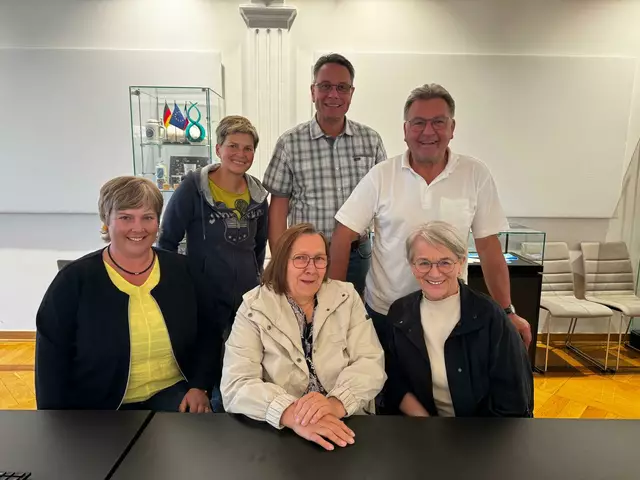 Von links: Fraktionsvorsitzende Melanie Schappin, Brigitte Grohmann, Birgit Konschelle, Arne Ziessow, 2. Bgm. Reinhold Dempf, Ilona Kramer | Foto: Melanie Schappin