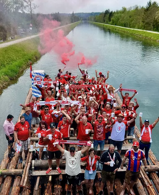 Fanclub-Mitglieder bei Isar-Floßfahrt | Foto: Frederic Adaneff