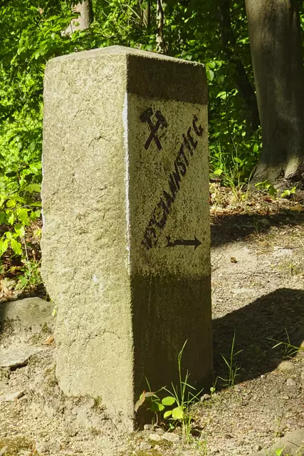 Wegweiser Bergmannsstieg, der Stieg führt aus dem Wurmbachtal hinauf zum Glockenstein, Georgshöhe, Peterstichel usw.