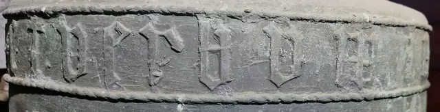 Schriftart der ätesten Glocke aus dem 15. Jahrhundert der Kirche Battenberg - Dexbach .