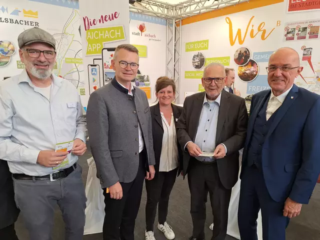 Die Politprominenz am Stand der Stadt Aichach