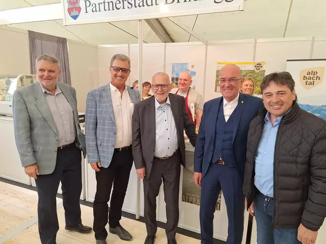 Gruppenfoto am Stand der österreichischen Partnerstadt Brixlegg