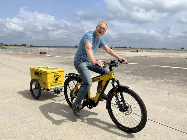 Auch Fahrrad- und Elektro-Mobilität sind beim Tag der offenen Tür am 12. Juli im ADAC Testzentrum Mobilität in Penzing zu sehen; hier Reinhard Kolke, Leiter des ADAC Technik Zentrum in Landsberg am Lech, mit einem ADAC Pannenhilfe-Fahrrad-Gespann. | Foto: Foto: ADAC/Karin Leisner