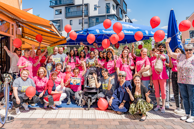 Am 12. Mai 2025 wird weltweit der Internationale Tag der Pflege begangen – ein Anlass, um den unermüdlichen Einsatz von Pflegekräften zu würdigen. In der Pro Seniore Residenz Friedberg in Bayern steht an diesem Tag das engagierte Team im Mittelpunkt, das täglich mit Herz und Kompetenz für das Wohl der Bewohner sorgt. Beim Besuch im Friedberger Eiscafé Tutti Frutti konnten die MItarbeiter  ein wenig freie Zeit verbringen. | Foto: FSeventfoto