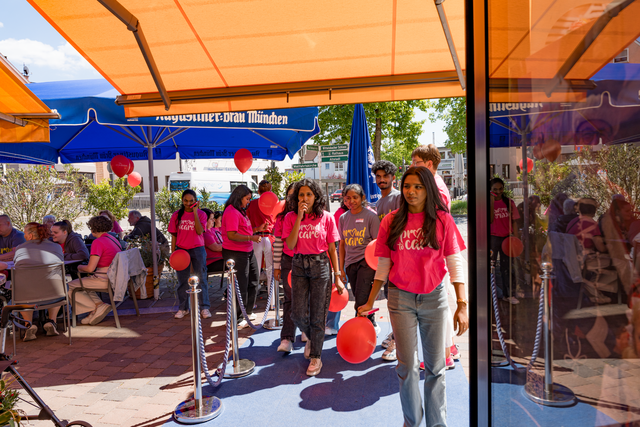 Internationaler Tag der Pflege 2025 - Mitarbeiter der Friedberger Residenz Pro Seniore auf dem Weg zum Friedberger Eiscafé Tutti Frutti | Foto: FSeventfoto
