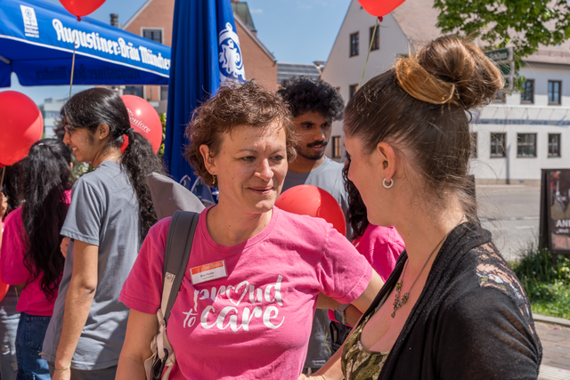 Internationaler Tag der Pflege 2025 - Mitarbeiter der Friedberger Residenz Pro Seniore genießen die Freizeit im Friedberger Eiscafé Tutti Frutti | Foto: FSeventfoto
