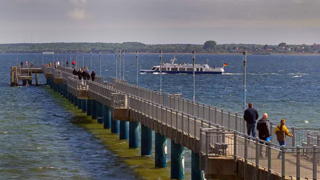 Das Ausflugsschiff „Hansestadt Wismar“ fährt bei der Hafenrundfahrt dicht an der Seebrücke vorbei. Foto: Helmut Kuzina