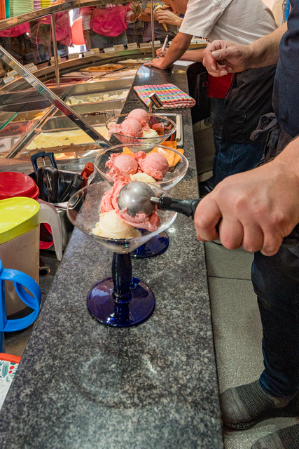 Internationaler Tag der Pflege 2025 - Mitarbeiter der Friedberger Residenz Pro Seniore genießen die Freizeit im Friedberger Eiscafé Tutti Frutti | Foto: FSeventfoto