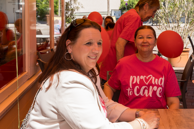 Internationaler Tag der Pflege 2025 - Mitarbeiter der Friedberger Residenz Pro Seniore genießen die Freizeit im Friedberger Eiscafé Tutti Frutti | Foto: FSeventfoto