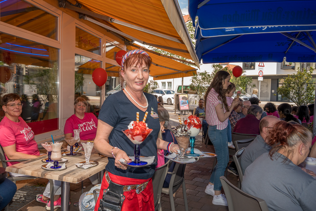 Internationaler Tag der Pflege 2025 - Mitarbeiter der Friedberger Residenz Pro Seniore genießen die Freizeit im Friedberger Eiscafé Tutti Frutti  | Foto: FSeventfoto