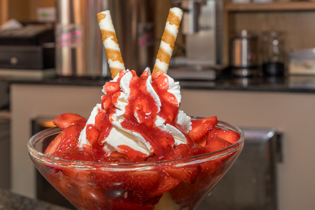 Internationaler Tag der Pflege 2025 - Mitarbeiter der Friedberger Residenz Pro Seniore genießen die Freizeit im Friedberger Eiscafé Tutti Frutti | Foto: FSeventfoto