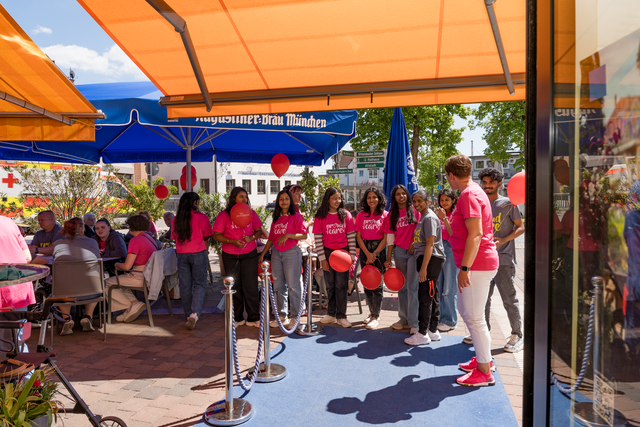 Internationaler Tag der Pflege 2025 - Mitarbeiter der Friedberger Residenz Pro Seniore auf dem Weg zum Friedberger Eiscafé Tutti Frutti | Foto: FSeventfoto