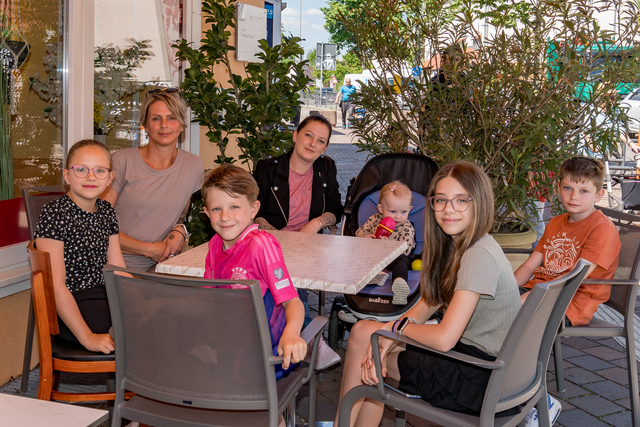 Internationaler Tag der Pflege 2025 - Mitarbeiter der Friedberger Residenz Pro Seniore genießen die Freizeit im Friedberger Eiscafé Tutti Frutti | Foto: FSeventfoto