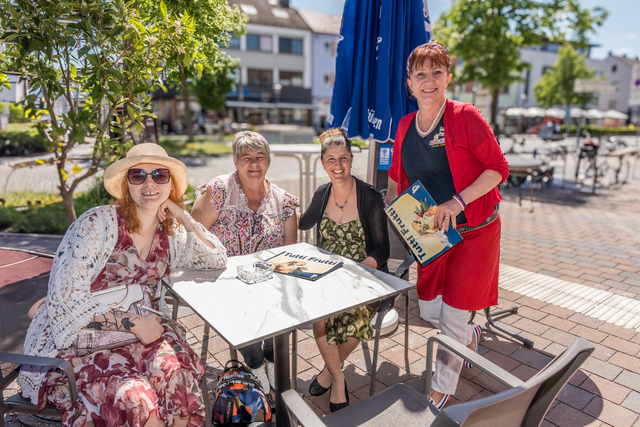 Internationaler Tag der Pflege 2025 - Mitarbeiter der Friedberger Residenz Pro Seniore genießen die Freizeit im Friedberger Eiscafé Tutti Frutti. Tutti Frutti-Inhaberin Elisabeth (Lissy) Schück freut sich über den Besuch | Foto: FSeventfoto