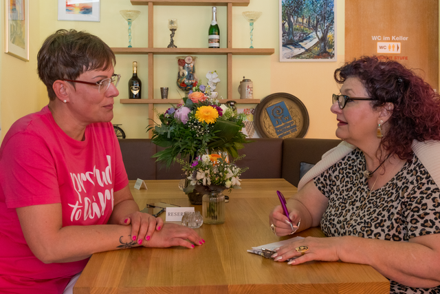 Internationaler Tag der Pflege 2025 - Mitarbeiter der Friedberger Residenz Pro Seniore genießen die Freizeit im Friedberger Eiscafé Tutti Frutti. Im Bild Jeanette Kleespies im Gespräch mit myheimat-Reporterin Sabina Scherer | Foto: FSeventfoto