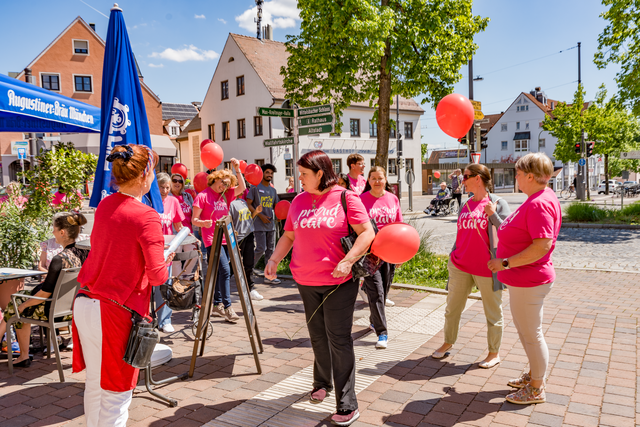 Internationaler Tag der Pflege 2025 - Mitarbeiter der Friedberger Residenz Pro Seniore genießen die Freizeit im Friedberger Eiscafé Tutti Frutti | Foto: FSeventfoto