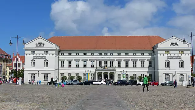 An der Nordseite des Marktplatzes steht das Rathaus im klassizistischen Baustil. Foto: Helmut Kuzina
