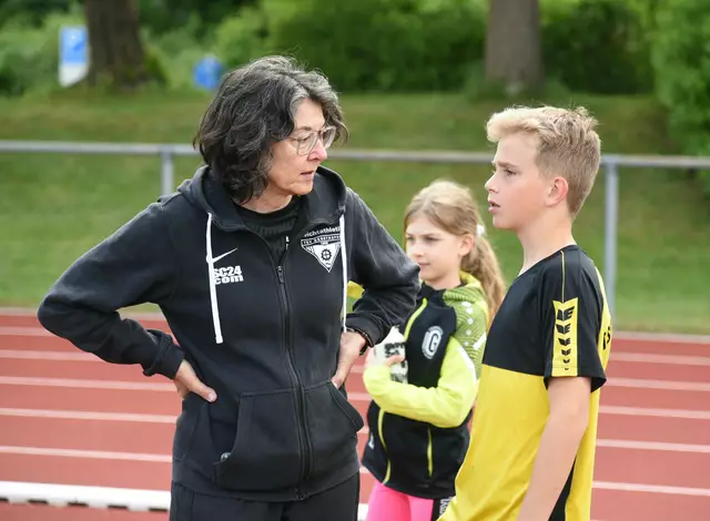 Trainerin Uschi Tremel im Gespräch mit Marco Seidel. | Foto: Hans Jörg Lauer