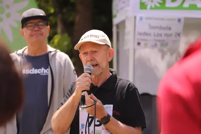Heinz Schaaf (Kolping) erzählt vom Gersthofer Tisch. | Foto: L. Dziedataja