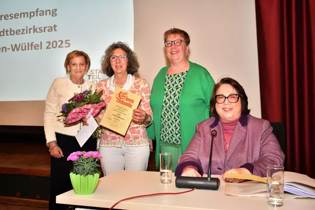 Wx-Bezirksbürgermeisterin Christine Ranke-Heck (2. v. l.) wurde für ihre ehrenamtliche Tätigkeit geehrt