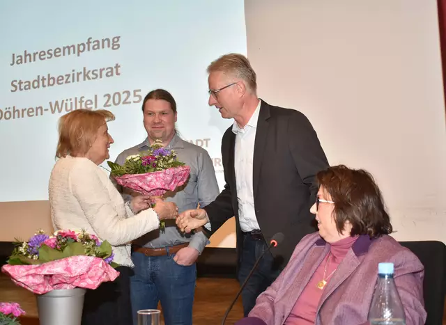 Dankeshcön an Timo Cramm und Sen Berger (2. und 3. v.l.) mit Vize-Bezirksbürgermeisterin Gabriele Jakob (l.) und Bezirksbürgermeisterin Antje Kellner (r.)