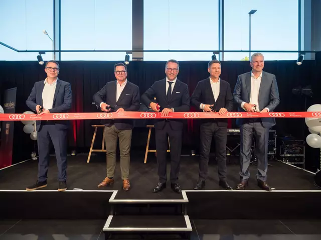 Offizielle Eröffnung durch (von links): Dr. Nils Bosse CHRO bei der VGRD GMBH, Jörg Kamenz Geschäftsführer der VGRD GmbH Region Süd, Yves Becker- Fahr Leiter Vertrieb Deutschland, AUDI AG, Michael Agsteiner, Geschäftsführer der SCHWABA GmbH Peter Modelhart, Sprecher der Geschäftsführung der VGRD GmbH | Foto: Stefan Winterstetter