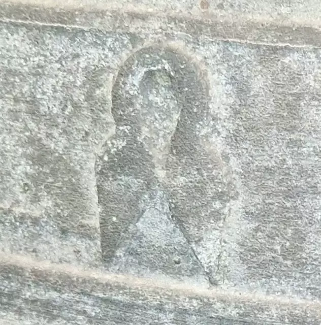 Aufgrund der Gießermarke, einer Bügelschere, läßt sich die Glocke dem Gießer Hans Kortrog aus Homberg (Efze) zuweisen. 