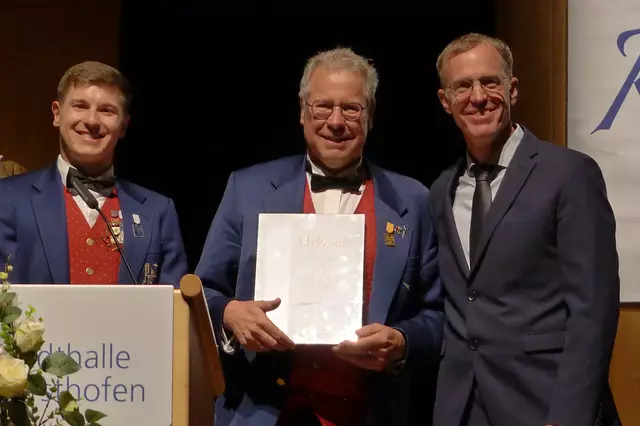 Andreas Landau freut über die Urkunde zum Ehrenmitglied | Foto: Peter Rothmund