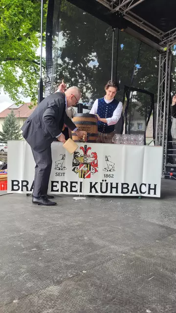Bürgermeister Klaus Habermann eröffnete die WI-LA mit einem Fassanstich