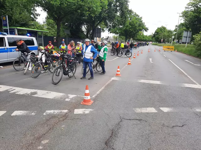 174 Radfahrende aus Langenhagen und aus der Wedemark starteten am Rathaus Langenhagen, und 27 kamen in Vinnhorst dazu. Hier stoppt dieser Tross an der Mecklenheidestraße/Continental, bereit zum Einfädeln in die Radfahrergruppe aus Garbsen, Neustadt, Wunstorf und Seelze. | Foto: ADFC Langenhagen