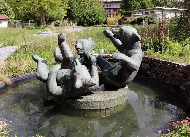 Bärenbrunnen,
Skulptur gestaltete Bildhauer und Medailleur Robert Propf, 1910-1986
seit 1968 steht die Bärenfamilien im Bernburger Tierpark
