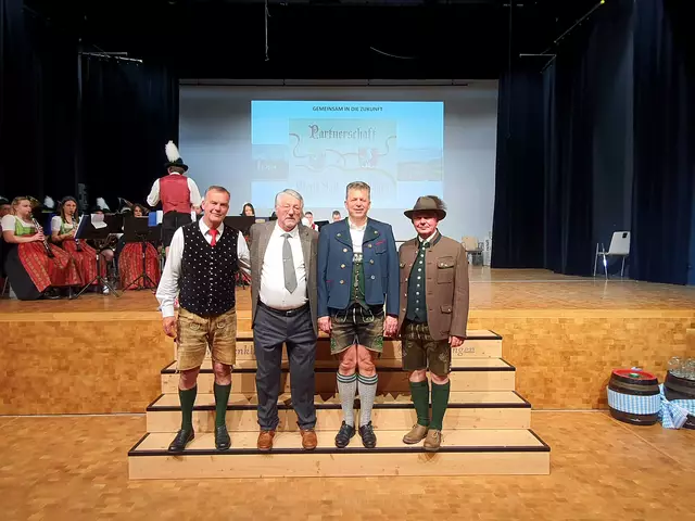 Feierliche Verbundenheit
von links nach rechts:
Siegfried Obersteiner (Vz.-Bgm. Maria Saal)
Alfred Platschka (Hist./Buchautor/Heimatpfleger/Igling)
Andreas Braunegger (Bgm. Denklingen)
Franz Pfaller (Bgm. Maria Saal) | Foto: A.Platschka