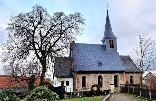 Die Dorfkirche von Laisa, ist ein bedeutendes Bauwerk mit einer Geschichte, die bis ins späte 13. Jahrhundert zurückreicht. Sie wurde vermutlich im Zusammenhang mit einem 1296 erteilten Ablass gebaut.