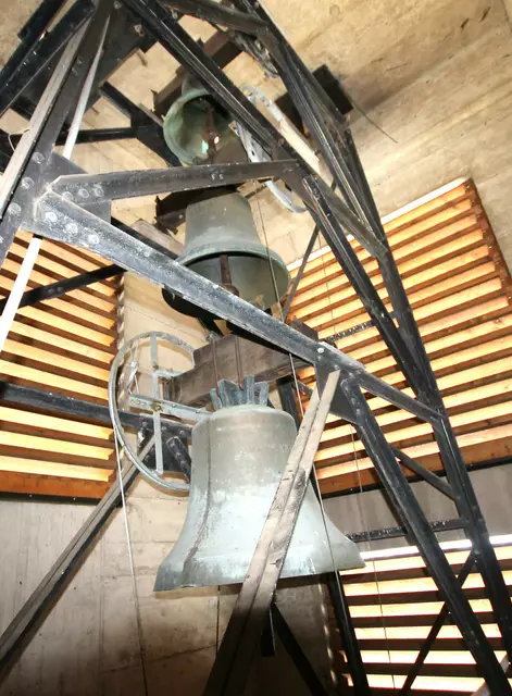 Die Kirche beherbergt drei Glocken, die alle von der Glockengießerei Rincker in Sinn gegossen wurden