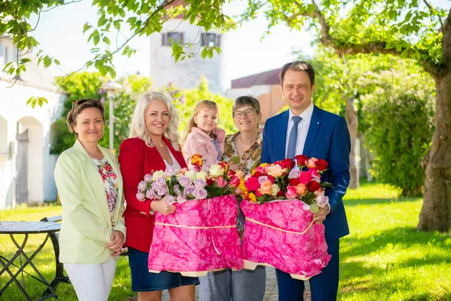 Traditionell werden in der Fairtrade-Stadt Dillingen am Muttertag Rosen aus gerechtem Handel an die Bewohnerinnen und Bewohner des Heilig-Geist-Stifts verteilt. Im Bild (von links): Einrichtungsleiterin Marina Bolenbach und Pflegedienstleiterin Alla Schander, Thea und Beate Bauer sowie Oberbürgermeister Frank Kunz. | Foto: Jan Koenen – Stadt Dillingen.