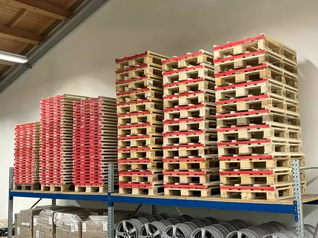 Gefertigt in der IWL, einer Werkstatt für Menschen mit Behinderung: die Holzlager, die der ADAC Reifentest im Landsberger Industriegebiet Lechwiesen für Hunderte von Felgen nutzt. | Foto: ADAC/Martin Aulehla