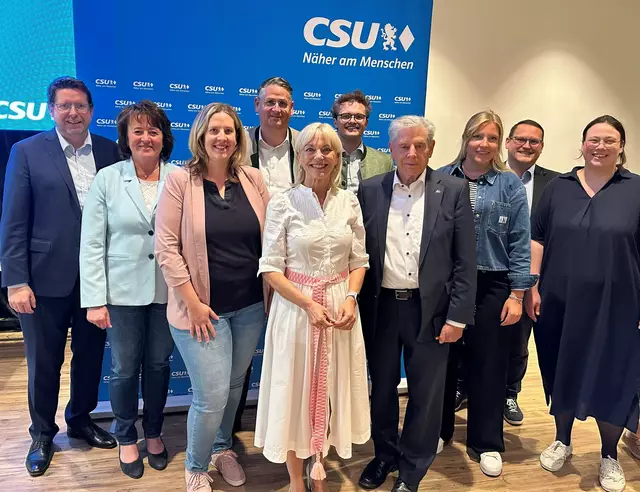 Die neu gewählte enge Kreisvorstandschaft der CSU Augsburg-Land mit dem Bundestagsabgeordneten Stephan Stracke und Bundestagsvizepräsident a. D. Eduard Oswald
Von links nach rechts: Stephan Stracke, MdB; Karina Ruf (Kreisschatzmeisterin); Ines Dollinger (stellv. Kreisvorsitzende); Tobias Schmid (stellv. Kreisvorsitzender); StMin a. D. Carolina Trautner, MdL (Kreisvorsitzende); Dr. Ludwig Lenzgeiger (stellv. Kreisvorsitzender); Eduard Oswald; Lena Rasilier (stellv. Kreisvorsitzende); Matthias Neff (stellv. Kreisvorsitzender); Miriam Streit-Zach (Digitalbeauftragte) | Foto: Miriam Streit-Zach
