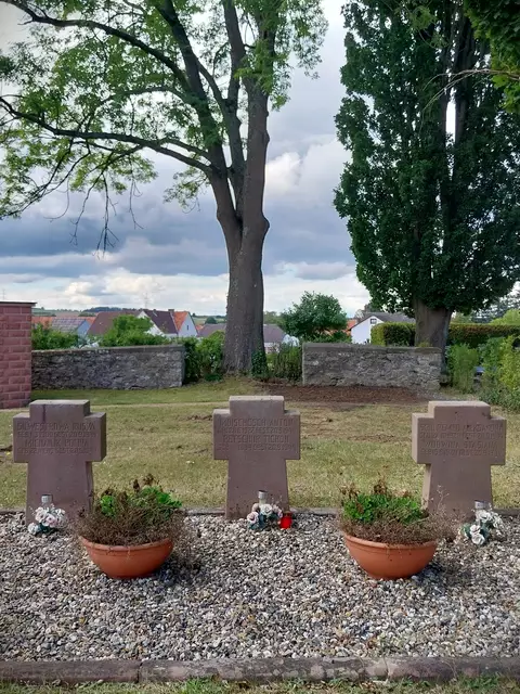 Die (Gedenk-?) Grabsteine der sechs verunglückten "Ostarbeiter".
Aufgenommen auf dem Neustädter Friedhof. Aufgenommen auf dem Neustädter Friedhof.
 | Foto: Katharina Noell