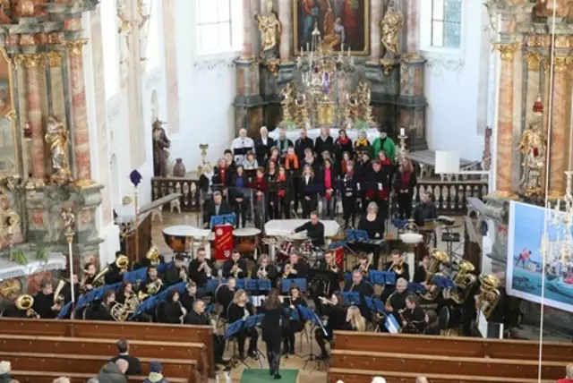 Die Musikkapelle des Musikvereins Großaitingen zusammen mit der Gruppe „Zeitlos“ beim Konzert in der Pfarrkirche St. Nikolaus Großaitingen | Foto: Musikverein Großaitingen /  Miriam Holzmann