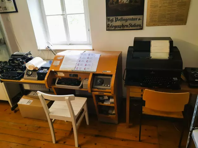 Auch Fernschreiber baute Siemens - im Radio- und Telefonmuseum kann man noch drei verschiedene Typen in Aktion sehen. | Foto: Otto Killensberger