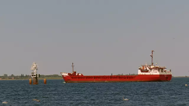 Das rund 81 m lange Frachtschiff Jan/V verlässt den Hafen von Wismar. Foto: Helmut Kuzina