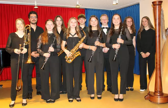Nach dem beeindruckenden Konzertabend stellten sich die „Jungen Künstler“ unter tosendem Applaus dem Fotografen (v. l.) Sarah Bohmann, Kirill Kventniy, Clara Scherer, Lucia Reiter, Sarah Wiedmann, Jakob Hof, Isabell Tschan, Kacper Bunkowski, Sophia Tschan, Marie Meir und Sarina Bauer.