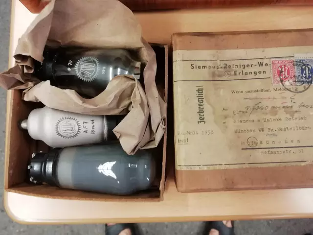 Dieses kleine Postpaket von den Siemens-Werken Erlangen aus dem Jahre 1938 mit den Valvo Röhren fand sich im Fundus des Radiomuseums Wertingen. | Foto: Otto Killensberger