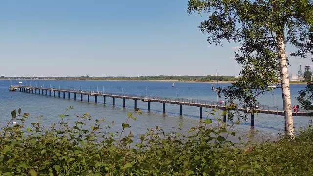 Wegen der weiten Aussicht ist die Seebrücke im Stadtteil Wismar-Wendorf häufiges Ausflugsziel. Foto: Helmut Kuzina