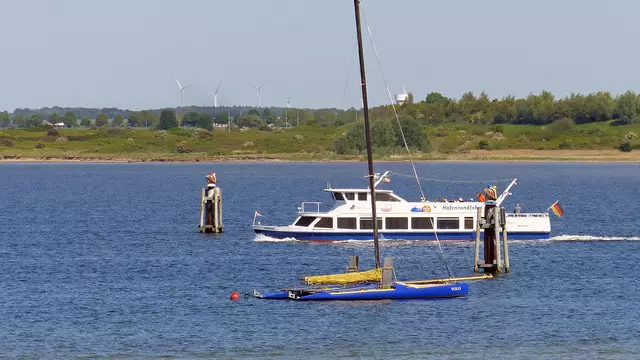 Vor dem Wendorfer Ufer stehen zwei Duckdalben mit barocken Schwedenköpfen, die an die frühere Fahrwasserkennzeichnung erinnern und heute keine navigatorische Bedeutung mehr für die Schifffahrt haben. Foto: Helmut Kuzina